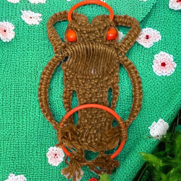 Vintage Frog Brown Macrame Orange Wood Wall Hanging Decor Groovy Towel Ring 22" - Picture 4 of 9